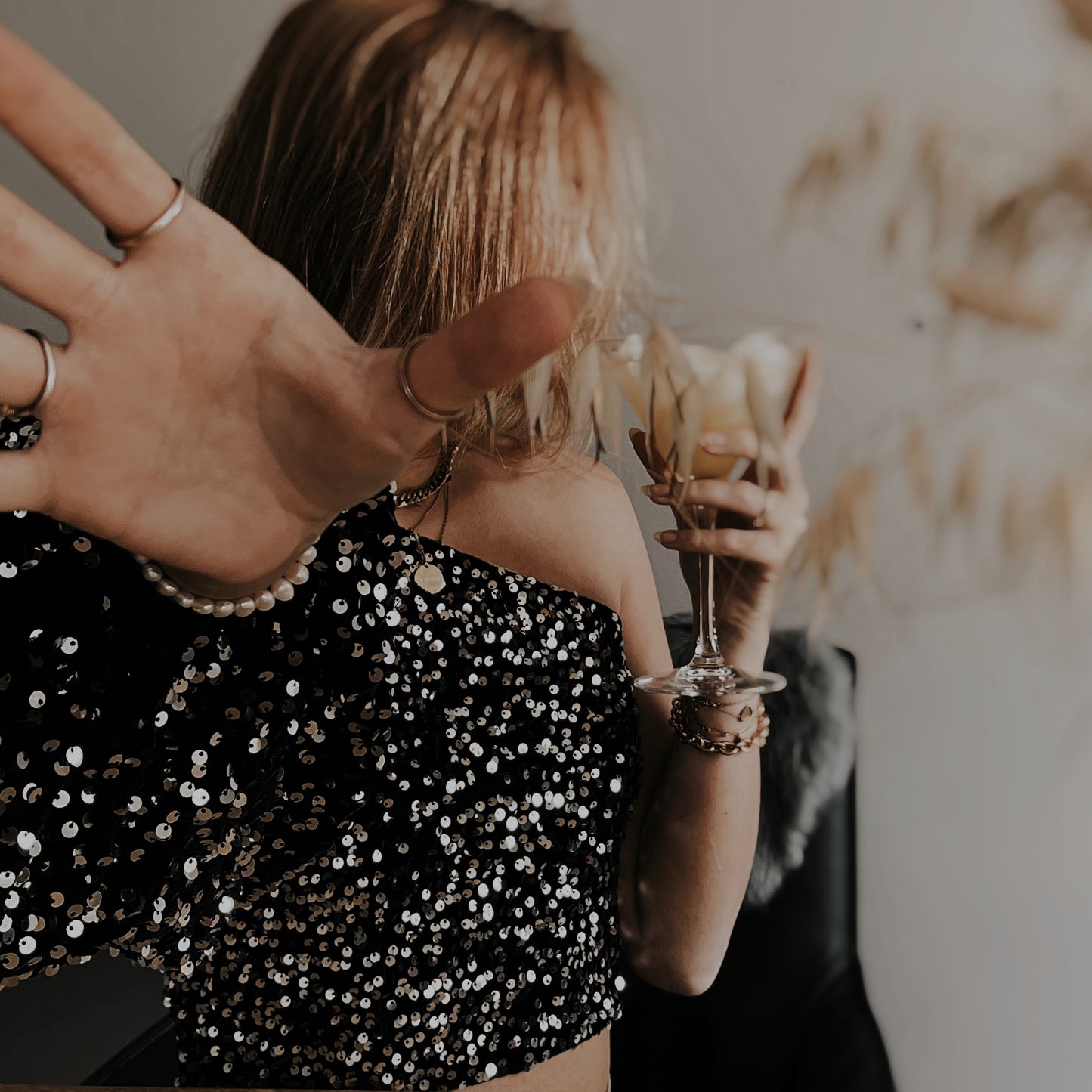SOPHIA ONE SHOULDER GLITTER TOP ZILVER
