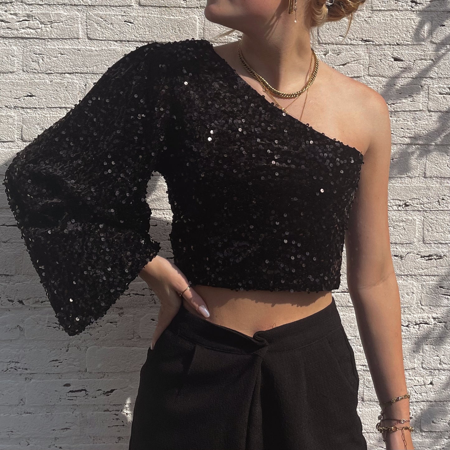 SOPHIA ONE SHOULDER GLITTER TOP ZWART